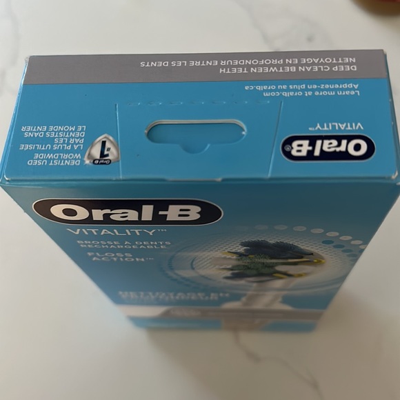 Oral B electric toothbrush new in a box - Picture 4 of 4